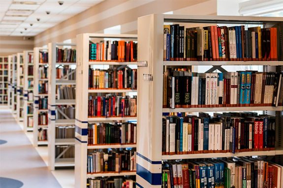 Acerca la ciencia a la sociedad con conferencias científicas claras y accesibles adaptadas a todos los públicos. La ciencia es más comprensible de lo que parece, que no falte en tu programación.